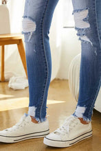Load image into Gallery viewer, Kan Can Distressed Skinny Jeans
